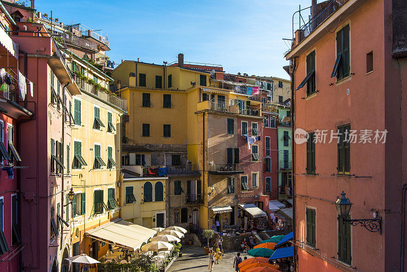 生活和建筑在Vernazza镇的街道在Cinque Terre，意大利